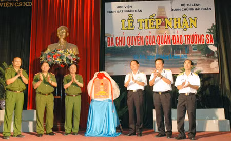 Học viện CSND tiếp nhận Đá chủ quyền quần đảo Trường Sa.