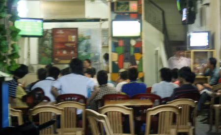 Một quán cà phê bóng đá trên đường Trần Phú trong "giờ cao điểm".