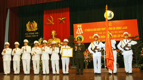 Đại tướng Lê Hồng Anh, Ủy viên Bộ Chính trị, Bí thư TW Đảng, Bộ trưởng Bộ Công an trao Bằng Huân chương Độc lập hạng Nhất cho Tổng cục V.