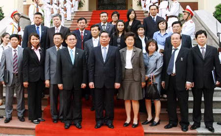 Đại tướng Lê Hồng Anh, Ủy viên Bộ Chính trị, Bí thư Trung ương Đảng, Bộ trưởng Bộ Công an Việt Nam; ngài Issara Somchai, Bộ trưởng Bộ Phát triển xã hội và an ninh con người Vương quốc Thái Lan cùng các đại biểu tại buổi tiếp. Ảnh: Việt Hưng.