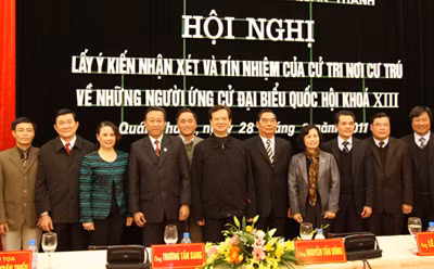Đồng chí Nguyễn Tấn Dũng, Ủy viên Bộ Chính trị, Thủ tướng Chính phủ; đồng chí Trương Tấn Sang, Ủy viên Bộ Chính trị, Thường trực Ban Bí thư; Đại tướng Lê Hồng Anh, Ủy viên Bộ Chính trị, Bí thư Trung ương Đảng, Bộ trưởng Bộ Công an với các cử tri tại Hội nghị. Ảnh: Việt Hưng.