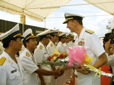 Ngài Chuẩn Đô Đốc Ranald Horton, Chỉ huy trưởng Hậu cần Tây Thái Bình Dương, chào xã giao lãnh đạo Hải quân Việt Nam.