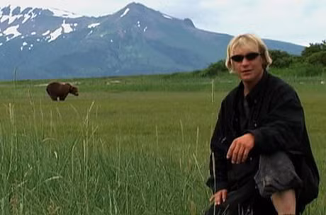 Timothy Treadwell - một chuyên gia về gấu - đã sống cùng những con gấu xám Bắc Mỹ trong 13 mùa. Nhưng vào tháng 10/2003, hai người đã bị gấu tấn công và ăn một phần cơ thể. Sau đó người ta đã sản xuất một bộ phim tài liệu về Treadwell. Ảnh: Time.