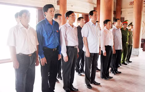 Bộ trưởng Trần Đại Quang dâng hương tưởng niệm các anh hùng liệt sĩ tại Khu di tích Truông Bồn.