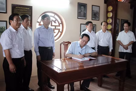 Đại tướng Trần Đại Quang ghi sổ vàng lưu niệm tại Nhà tưởng niệm Tổng Bí thư Lê Hồng Phong.
