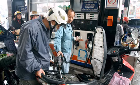 Giá xăng Việt Nam hiện rẻ hơn một số nước láng giềng.