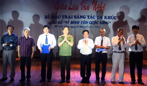 Thứ trưởng Thường trực Đặng Văn Hiếu dự bế mạc Trại sáng tác ca khúc chủ đề “Vì bình yên cuộc sống” ảnh 3