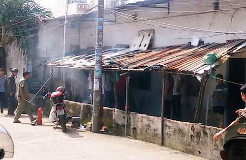 Tiến hành khám nghiệm hiện trường.