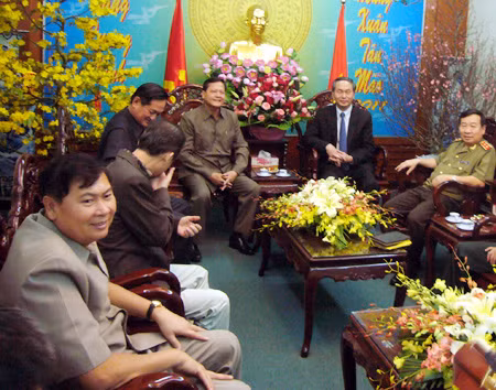 Trung tướng Trần Đại Quang, Ủy viên Bộ chính trị, Thứ trưởng Bộ Công an và Thống tướng Neth Savioun tại buổi gặp ngày 29/1.