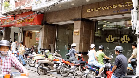 Khách đến các cửa hàng trên phố Hà Trung chủ yếu chỉ để mua bán vàng. Ảnh: Ngọc Thắng.
