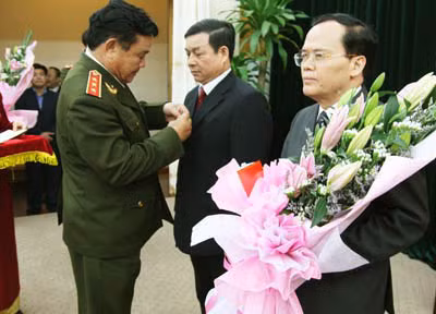 Thượng tướng Nguyễn Khánh Toàn trao tặng Kỷ niệm chương "Bảo vệ An ninh Tổ quốc" cho các đồng chí lãnh đạo Văn phòng Trung ương Đảng. Ảnh V.H.