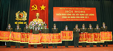 Thượng tướng Nguyễn Khánh Toàn, Thứ trưởng Thường trực Bộ Công an, trao Cờ thi đua cho các tập thể đạt thành tích xuất sắc.