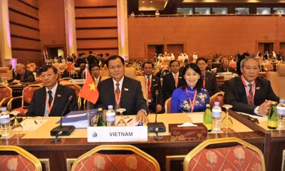 Thượng tướng Lê Thế Tiệm cùng các đại biểu Việt Nam tham dự khóa họp.