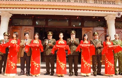 Thượng tướng Nguyễn Khánh Toàn và các đại biểu cắt băng khánh thành Bảo tàng CAND tại Khu di tích Nha CATW.