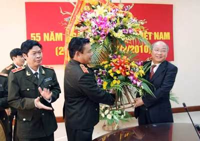 Thượng tướng Nguyễn Khánh Toàn tặng hoa chúc mừng lãnh đạo Bộ Y tế nhân Ngày Thầy thuốc Việt Nam.