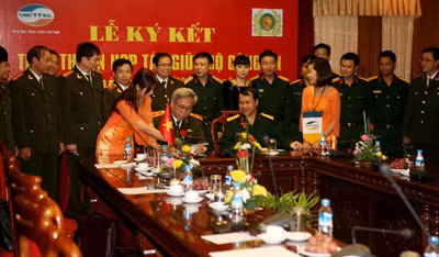 Đại diện Bộ Công an và Tập đoàn Viettel ký thỏa thuận hợp tác. Ảnh: CTV.