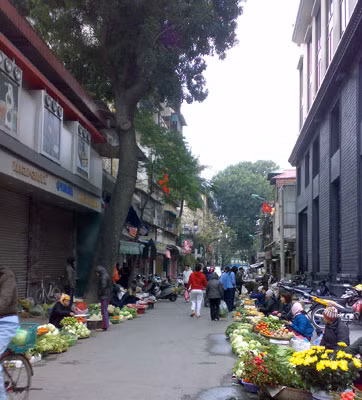 Phố Nguyễn Khắc Cần thành chợ bán hoa, rau quả.