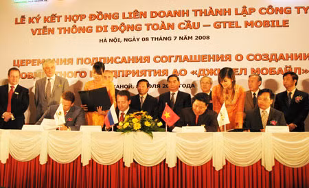Đại tướng Lê Hồng Anh và các đại biểu tại Lễ ký kết hợp đồng liên doanh thành lập Công ty Viễn thông di động toàn cầu - GTel Mobile.
