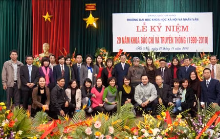 Thầy và trò khoa Báo chí và Truyền thông trong ngày kỷ niệm. Ảnh: Phạm Lan.