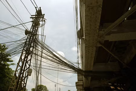 Những cột điện nhằng nhịt như thế này sẽ dần được “giải quyết”.