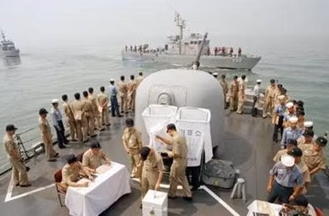Các quân nhân trên tàu Cheonan trong một lần bỏ phiếu bầu cử cơ quan lập pháp Hàn Quốc. Ảnh: Reuters.