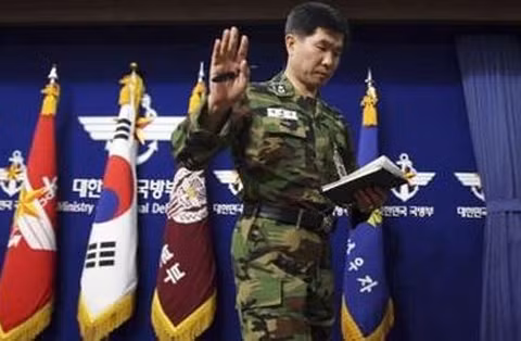 Phó đô đốc Lee Ki-shik thuộc Bộ Tổng tham mưu Hàn Quốc ra dấu từ chối trả lời thêm các câu hỏi của phóng viên trong cuộc họp thông báo vụ chìm tàu. Ảnh: Reuters.