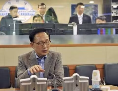 Tổng thống Hàn Quốc Lee Myung-bak trong cuộc họp khẩn đêm qua. Ảnh: Reuters.