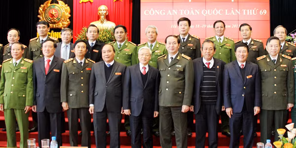 Tổng Bí thư Nguyễn Phú Trọng, Phó Thủ tướng Nguyễn Xuân Phúc, Phó Thủ tướng Phạm Bình Minh, Bộ trưởng Trần Đại Quang, Bí thư Trung ương Đảng Trương Hòa Bình và các đại biểu dự tại Hội nghị Công an toàn quốc lần thứ 69. Ảnh: Công Gôn.