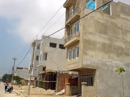 Hàng loạt các công trình xây dựng ngay sát đường điện trên địa bàn TP Việt Trì. Ảnh: phapluatxahoi.vn.