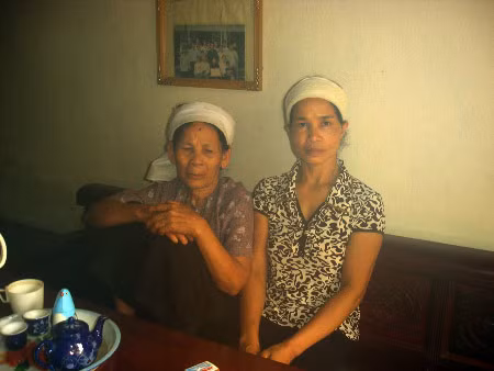 Bà Nguyễn Thị Miêu và chị Nguyễn Thị Sơn. Ảnh: phapluatxahoi.vn.