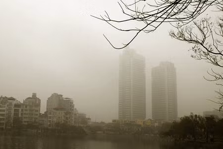 Sương mù đang "bao phủ" Thủ đô Hà Nội.