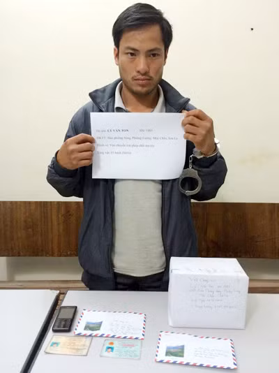 Lý Văn Ton và 3 bánh heroin bị bắt giữ.