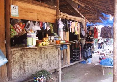 Một tiệm tạp hóa tại Mường Phăng (Điện Biên) còn đơn sơ và manh mún về hàng hóa. Ảnh: N.H.S.