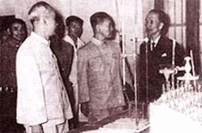 Chủ tịch Hồ Chí Minh và Bộ trưởng Giáo dục Nguyễn Văn Huyên thăm Trường Đại học Y - Dược khoa (14/11/1955).