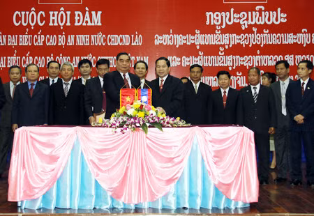Bộ trưởng Lê Hồng Anh và Bộ trưởng Thoong băn Sẻng a phon cùng các đại biểu tại lễ ký Biên bản gia hạn Hiệp định hợp tác giai đoạn 2011-2015 và Kế hoạch hợp tác năm 2011 giữa hai Bộ. Ảnh: Công Gôn.