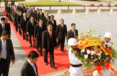 Bộ trưởng Lê Hồng Anh dẫn đầu Đoàn đại biểu cấp cao Bộ Công an Việt Nam đặt hoa tại Tượng đài Hữu nghị Campuchia - Việt Nam ở Thủ đô Phnom Penh. Ảnh: Công Gôn.