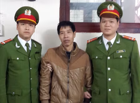 Công an thành phố Móng Cái dẫn giải đối tượng truy nã Trương Văn Hà. Ảnh Sơn Trần.