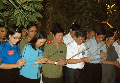 Đồng chí Nguyễn Văn Thông, Chủ tịch UBND tỉnh Hưng Yên; Trung tướng Nguyễn Hữu Ước - Phó Tổng cục trưởng Tổng cục XDLL CAND (Bộ Công an); đồng chí Nguyễn Khắc Hào - Phó Chủ tịch UBND tỉnh Hưng Yên cùng các đại biểu dự lễ thắp hương tri ân tại khu di tích lịch sử đền thờ La Tiến.
