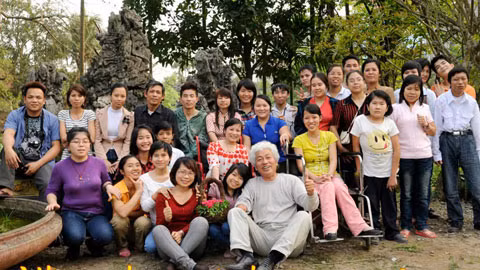 Thày Đăng Thanh cùng các học trò tại trung tâm Vì ngày mai.