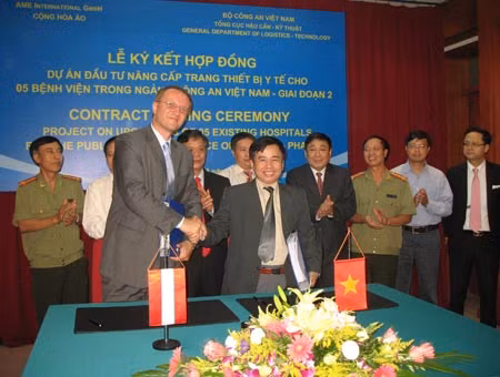 Thiếu tướng Phạm Quang Cử, Phó Tổng cục trưởng Tổng cục Hậu cần - Kỹ thuật Bộ Công an và ông Andreas Hoeller, Giám đốc Dự án Công ty AME International, ký kết hợp đồng.