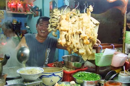 Tiệm phở của người Hoa trên vỉa hè đường Cao Văn Lầu, Q.6 (Chợ Lớn), hoạt động từ năm 1969.