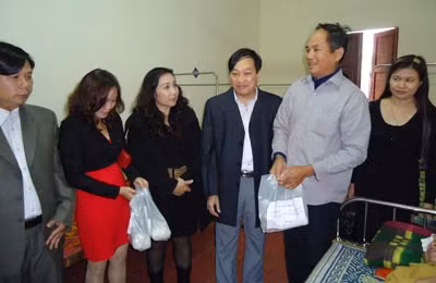 Công ty Cổ phần Phát hành sách Thanh Hóa, Hà Tĩnh và UBND huyện Can Lộc tặng quà cho các bệnh nhân sau phẫu thuật.