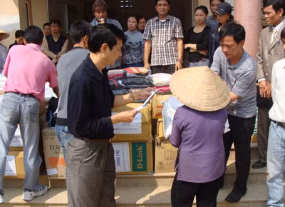 Công ty CP Địa ốc TST trao quà cứu trợ tại Đức Thọ, Hà Tĩnh.