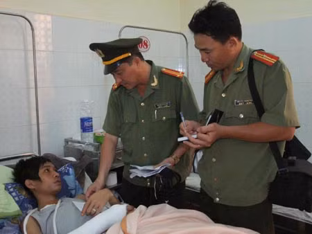 Đại diện Báo CAND và Công an Đắk Lắk trao tiền, chia sẻ đau thương cùng các nạn nhân.