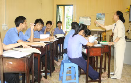 Cô giáo Trần Thị Vàng và một lớp học của trẻ khiếm thính.