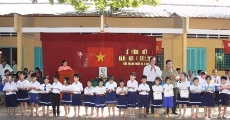 Trao quà cho học sinh trường Hòa Thành.