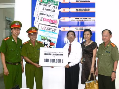 Ông Lê Ân trao tặng 100 triệu đồng cho đại diện Cục C50 - Bộ Công an.
