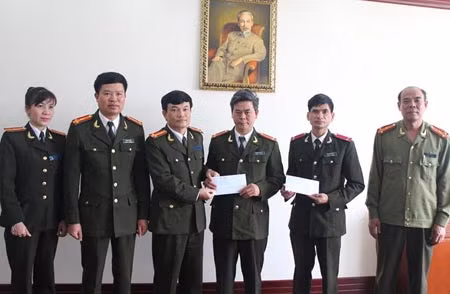 Đại tá Nguyễn Phúc Bồng, đại diện Báo CAND trao 50 triệu đồng cho Công an tỉnh Quảng Ninh xây nhà tình nghĩa.