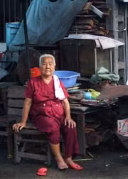 Một bà cụ ở khu phố Mả Lạng, điểm đen tệ nạn xưa kia. Việc đặt chiếc đi-văng ngay khu vực trung tâm của con hẻm cũng là một nét văn hóa hẻm rất đặc trưng của Sài Gòn mà nay đã mai một nhiều, tại chiếc trường kỷ đó, chiều chiều bà con, đám trẻ trong khu phố hay tụ tập trên đó để trò chuyện.