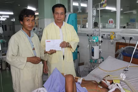 Ông Phạm Lâm - Giám đốc Chi nhánh Cty CP Tập đoàn TTTN - Đà Nẵng đã trao tặng 3 triệu đồng cho gia đình cháu Phạm Thị Thô.
